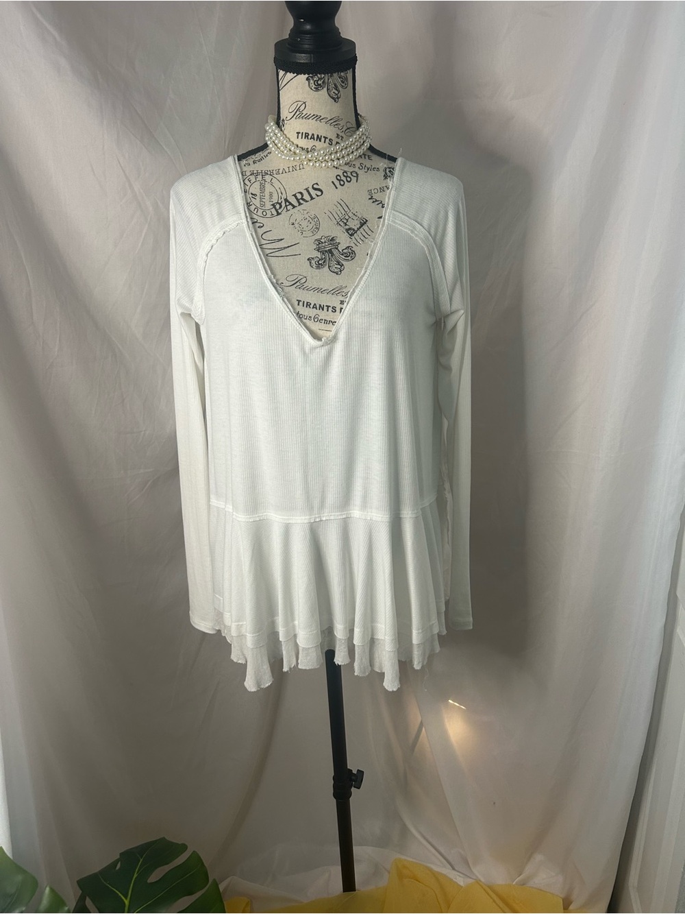 Boho Indie Lagenlook Womenβs White Long-Sleeve V-Neck Ruffle Hem Top